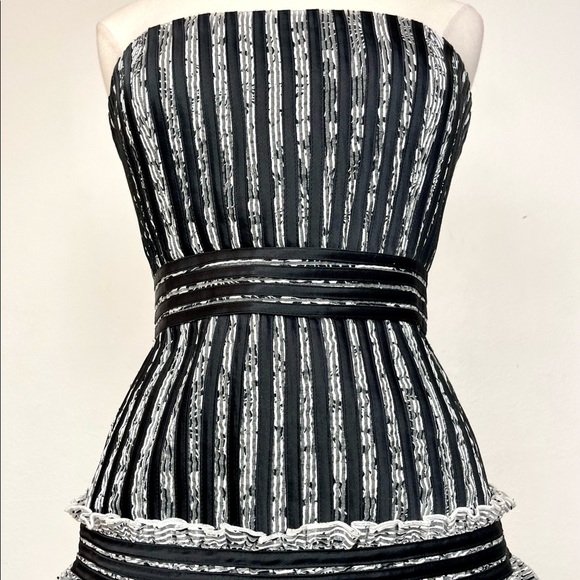 BCBGMaxAzria Madeline Strapless
Cocktail Party Dress Size 8. Boned bodice. - Picture 4 of 12